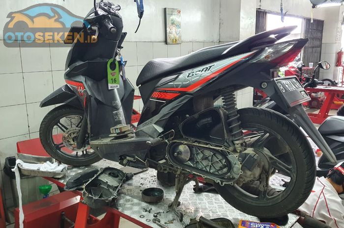 Ilustrasi servis Honda BeAT di bengkel resmi AHASS