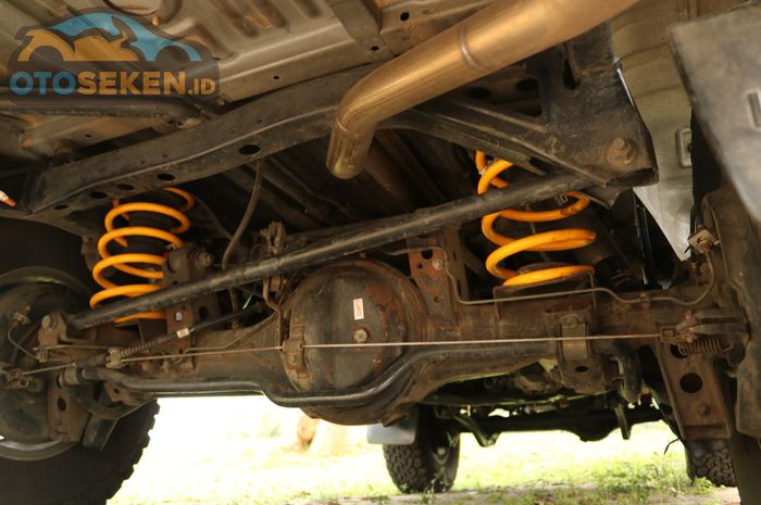 Dipasangkan RAW 4x4 Suspension 2 inch lift kit dan suspensi set Old Man Emu BP 51 yang sudah terkenal oke sebagai suspensi aftermarket untuk TLC 80 series. 