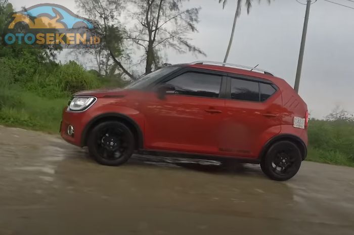 Ilustrasi Suzuki Ignis AGS (AMT) saat menanjak