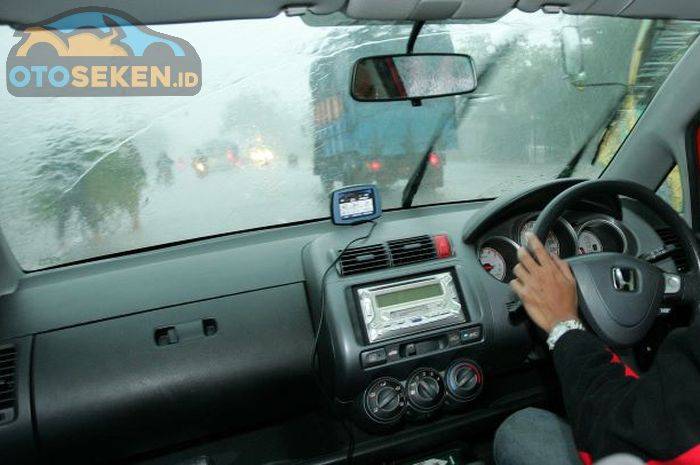 Ilustrasi mengemudi saat hujan deras