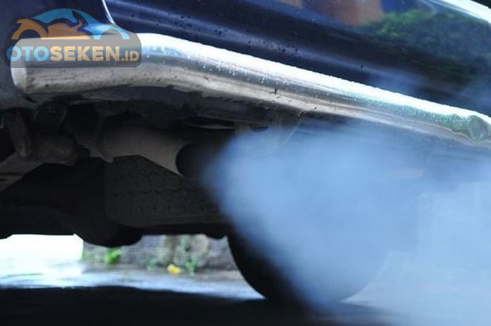 Ilustrasi mobil bekas keluar asap putih dari knalpot