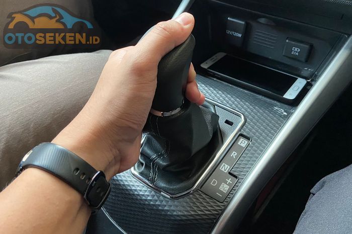 Cara cek kondisi transmisi mobil matic bekas.