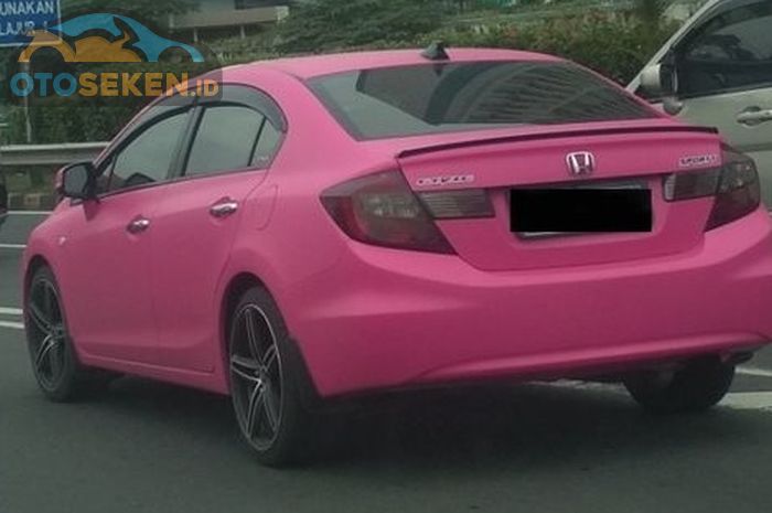 ILUSTRASI Honda Civic dengan cutting sticker pink