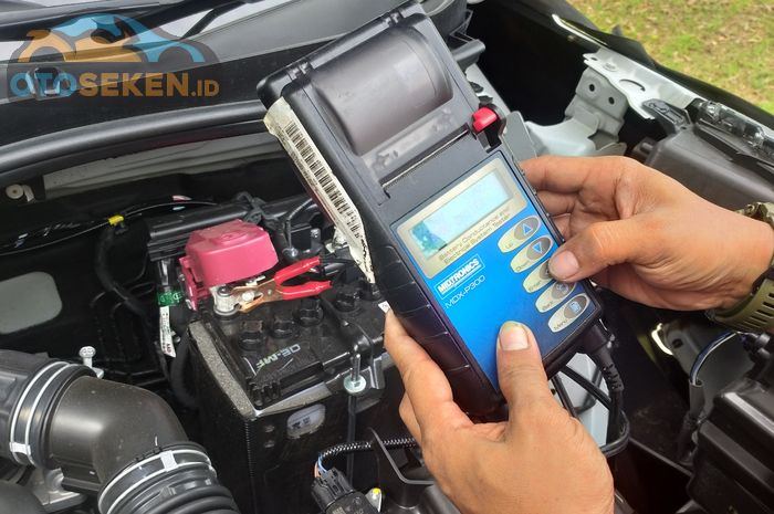 Pengecekan kondisi aki mobil pakai battery checker