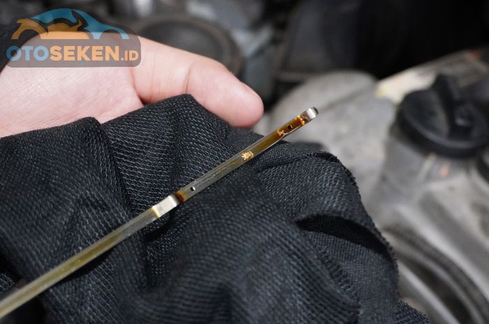 Dari Dipstick Juga Bisa Terlihat Jika Mesin Mobil Mengalami Oil Sludge