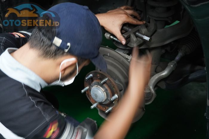 Proses Membersihkan Piston Kaliper Rem Mobil