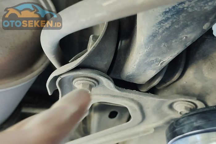 Untuk memeriksa kondisi bushing arm, goyang-goyangkan bagian arm yang dekat bushing