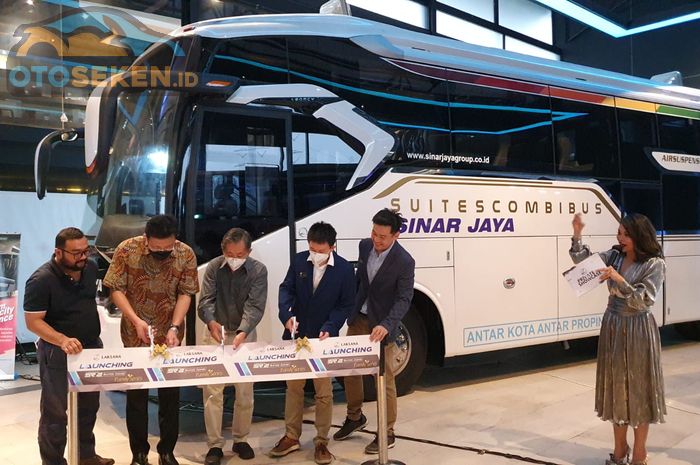 Proses peresmian peluncuran 3 bus baru Laksana dihadiri perwakilan PO Sinar Jaya dan Ikatan Pengusaha Otobus Muda Indonesia