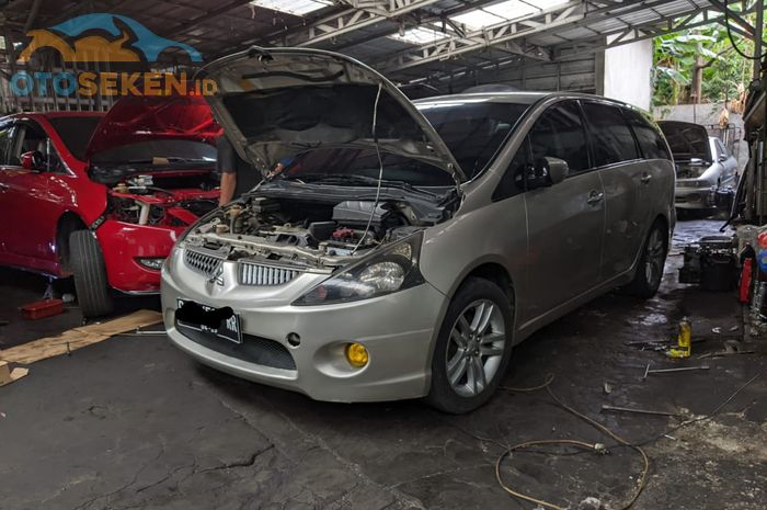 Mitsubishi Grandis di bengkel berlian Maju Motor di Jakarta Timur