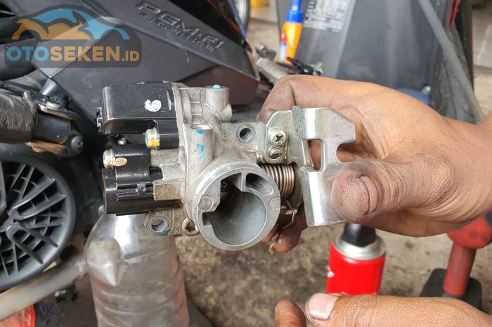 Cara bersihkan throttle body yang enggak bikin error