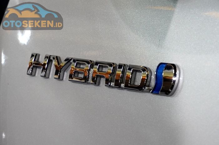 Emblem Hybrid di mobil Toyota