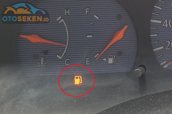Jangan terlalu sering mengisi ulang bahan bakar sampai Indikator peringatan BBM menyala