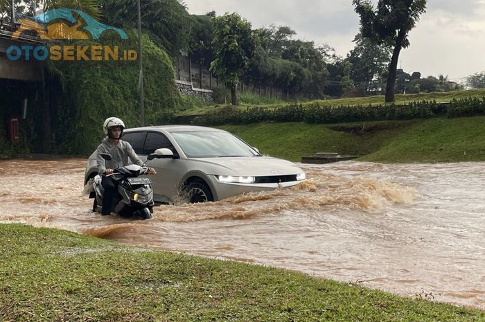 ILUSTRASI. Mobil Listrik Hyundai IONIQ 5 Terjang Banjir.