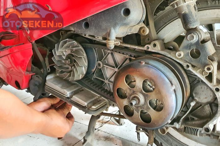 Tips servis CVT Vespa matic, berikut solusinya jika v-belt terlalu mahal 