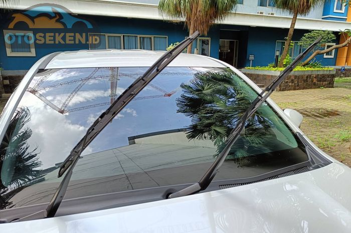 Wiper mobil posisi terangkat