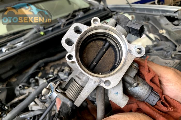 Throttle body mobil diesel kotor