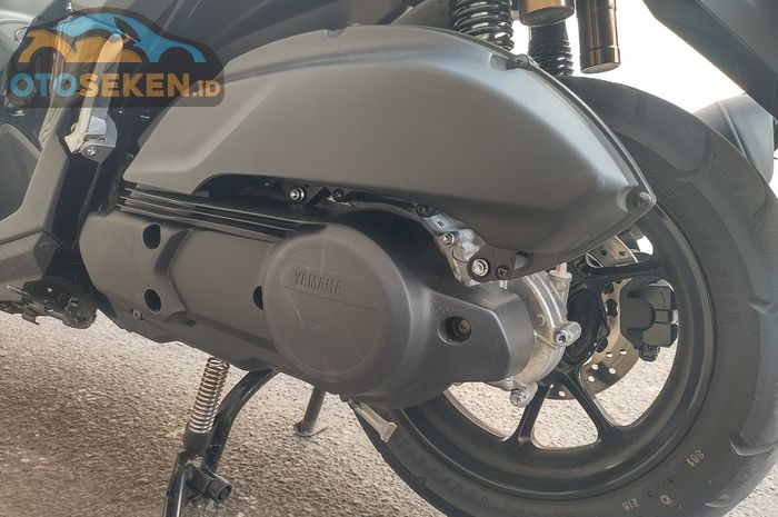 Sebagai pembeda paling signifikan, Yamaha NMAX Neo masih menggunakan CVT konvensional