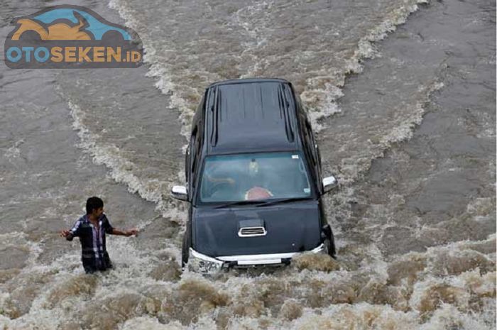 Mobil menerobos banjir