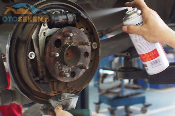 Membersihkan rem dengan brake cleaner