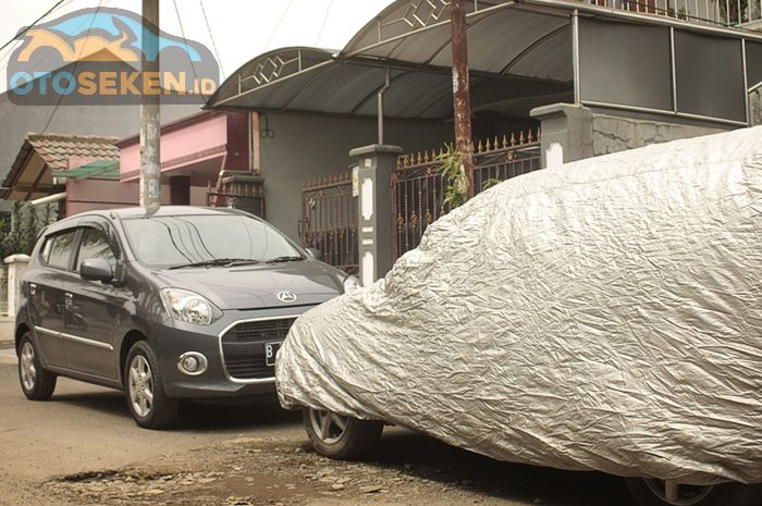 Ilustrasi mobil tetangga parkir tidak di garasi