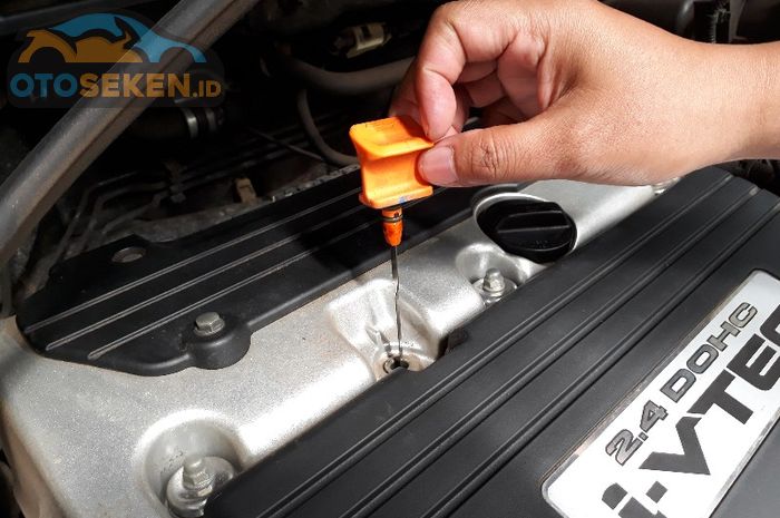 Menegcek kebocoran oli mesin mobil
