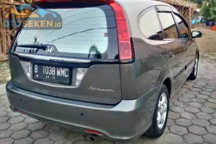 Honda Stream tampak belakang