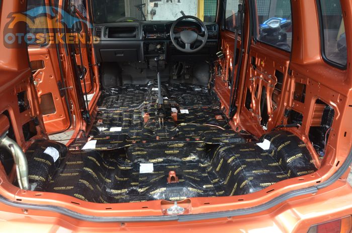 Ilustrasi peredam kabin mobil bahan aspal