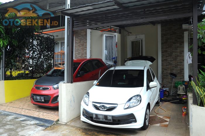 Ilustrasi mobil parkir di garasi rumah