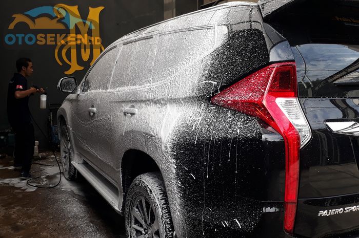 Tips merawat cat mobil warna hitam