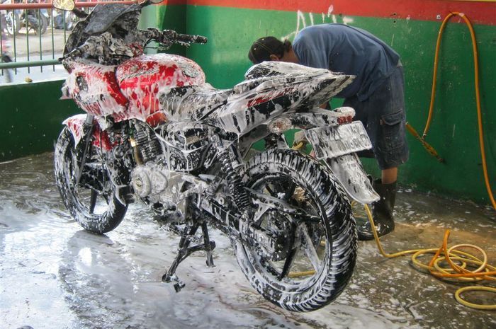 Ada beberapa hal penting untuk tidak dilakukan saat mencuci motor