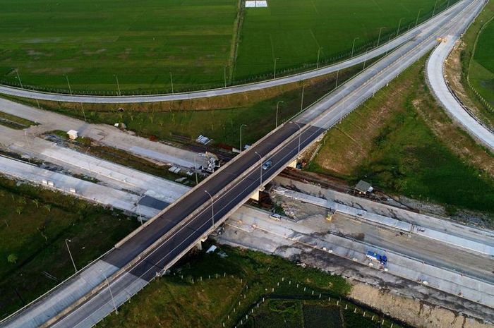 Suasana Simpang Susun Bandar di Tol Kertosono-Mojokerto, Jawa Timur, Minggu (18/6/2017). Tol Kertoso