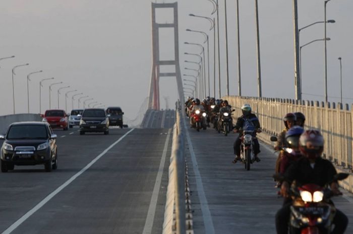 Jembatan Suramadu di Surabaya, Jawa Timur