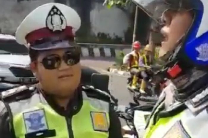 Polisi gadungan yang bernama Joseph Anugerah (20) digelandang ke Polda Metro Jaya pada hari Minggu (