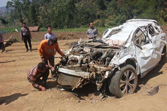 Ilustrasi mobil terjun ke jurang