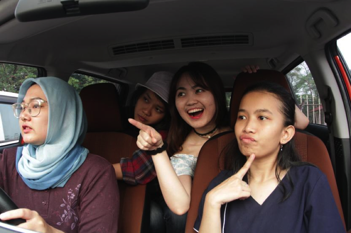 Ilustrasi, Perempuan mengendarai mobil.