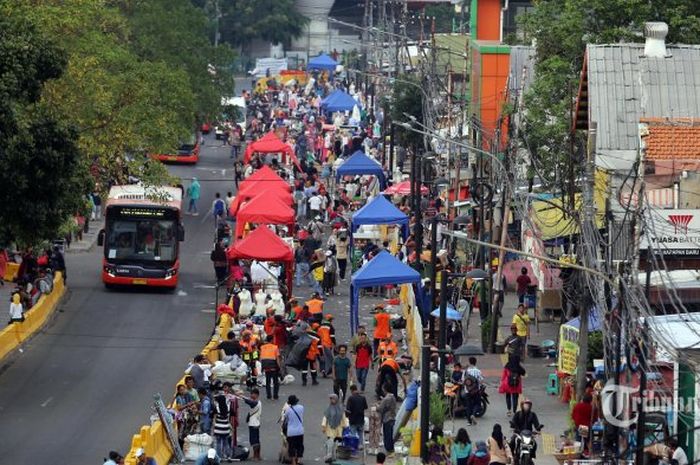 Pedagang Kaki Lima (PKL) merapikan dagangannya karena Jalan Jatibaru, Tanah Abang, Jakarta akan dibuka untuk kendaraan bermotor