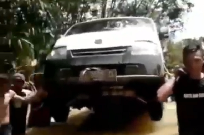 Mobil pikap Daihatsu Gran Max digotong warga lewati banjir