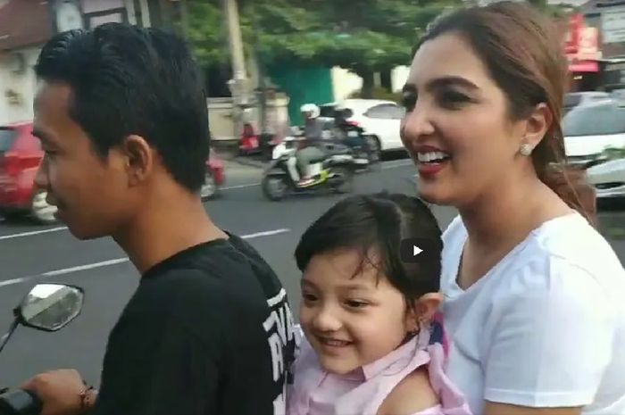 Ashanty asyik naik motor bersama anaknya keliling Bali.