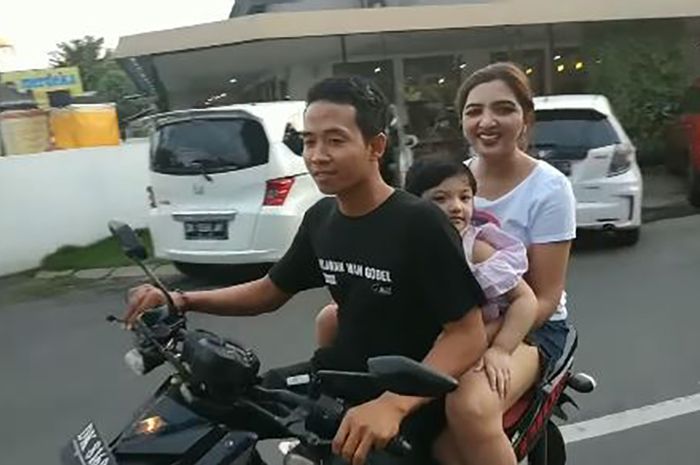 Ashanty dibonceng naik motor di Bali