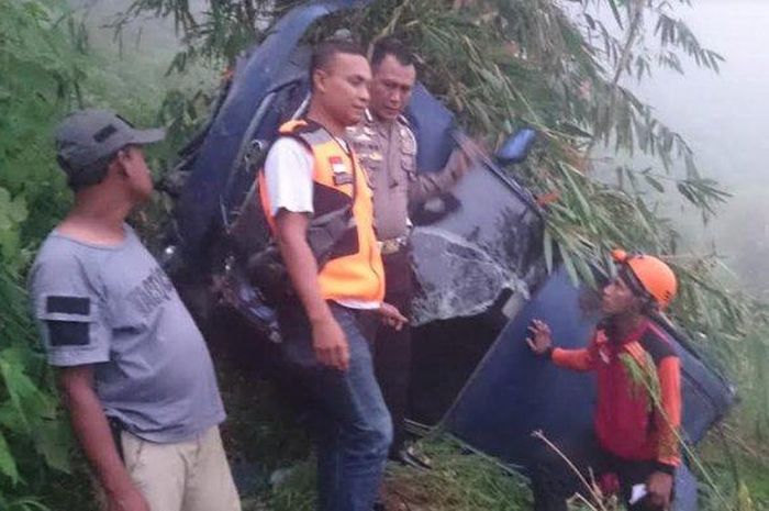 Polisi mengevakuasi bangkai Toyota Avanza yang ditumpangi sekeluarga asal Sidoarjo yang terjun ke jurang 20 meter di Pacet Mojokerto. 