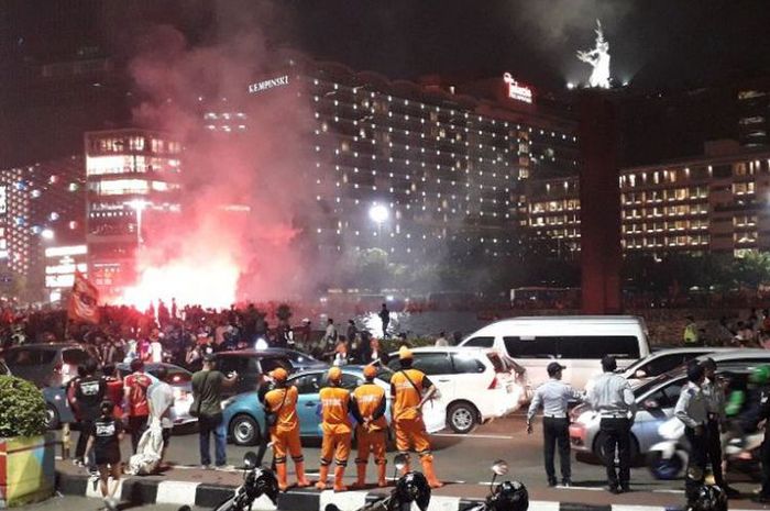 Suasana Bundaran HI yang dipenuhi suporter Persija Jakarta, The Jakmania, Minggu (9/12/2018) malam.(KOMPAS.com/Ardito Ramadhan D) 
