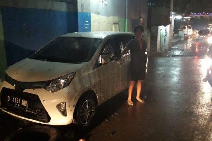 Toyota Calya putih milik sopir taksi online yang tejebak banjir