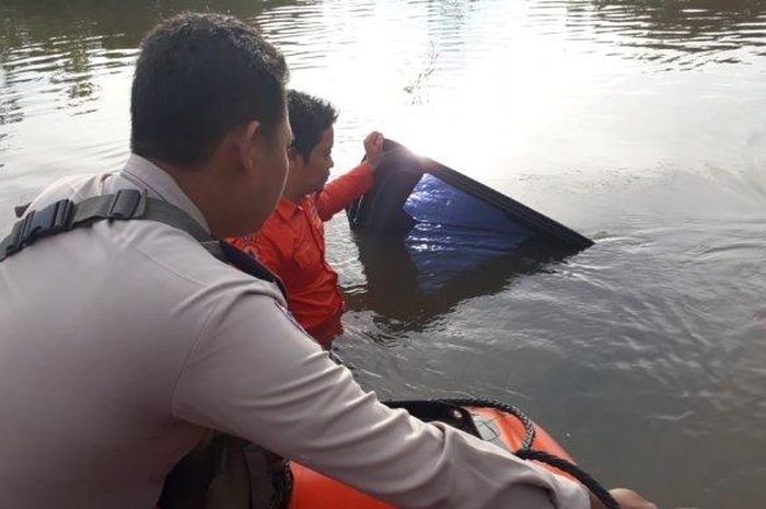 Proses evakuasi korban yang terendam banjir di Jalan AMD Muara Bulian