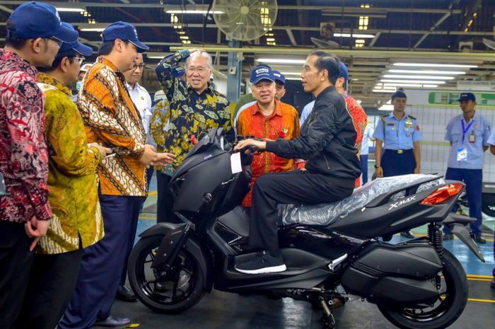 Presiden Jokowi menunggani XMAX saat mengunjungi pabrik Yamaha di kawasan Pulo Gadung, Jakarta Timur