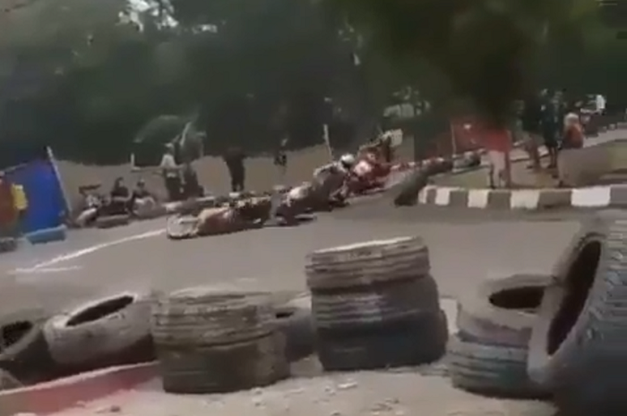 Pembalap Road Race tersungkur bersamaan
