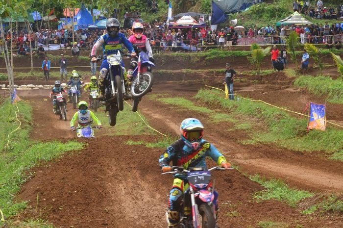 Ilustrasi balap motocross.