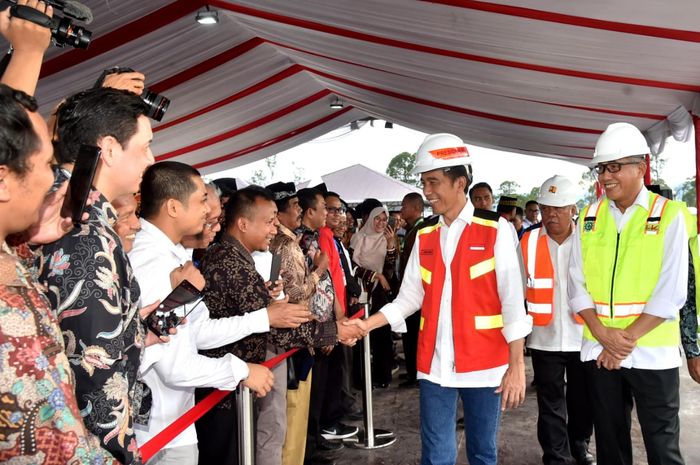 Presiden Jokowi saat  resmikan pembangunan jalan tol Trans Sumatera