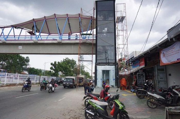 Fasilitas Jembatan Penyeberangan Orang (JPO) Jelambar Barat di Jalan Pangeran Tubagus Angke, Tambora, Jakarta Barat, (14/12/2018)