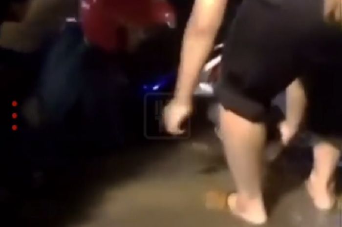 Honda Vario terperosok ke dalam got di Semarang