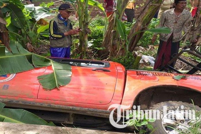 Setelah menolong bencana longsor, gantian mobil BNPB Jember yang ditolong